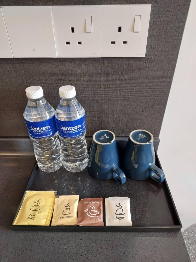 クアラルンプールMillerz Square By Mykeyアパートメント エクステリア 写真 Bottled water in a hotel room