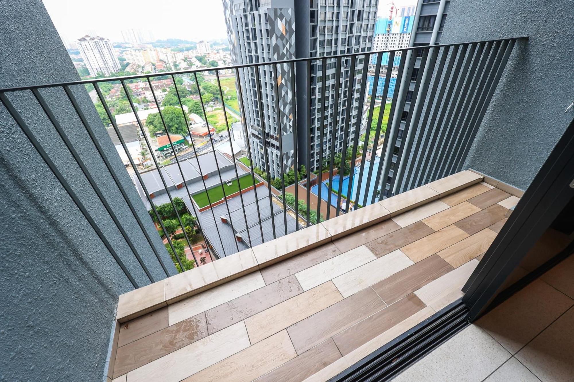 クアラルンプールMillerz Square By Mykeyアパートメント エクステリア 写真 A balcony in a condominium