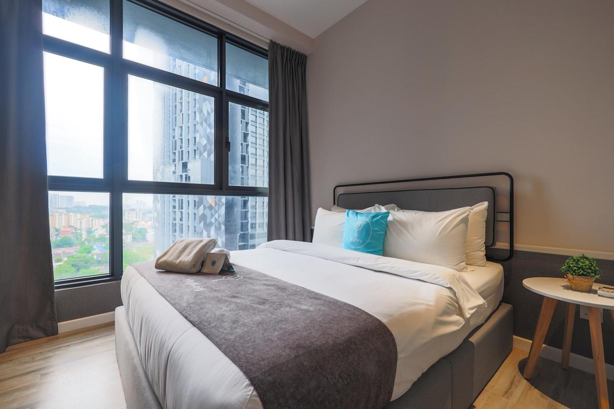 クアラルンプールMillerz Square By Mykeyアパートメント エクステリア 写真 A bedroom at a serviced apartment in Kuala Lumpur, Malaysia.