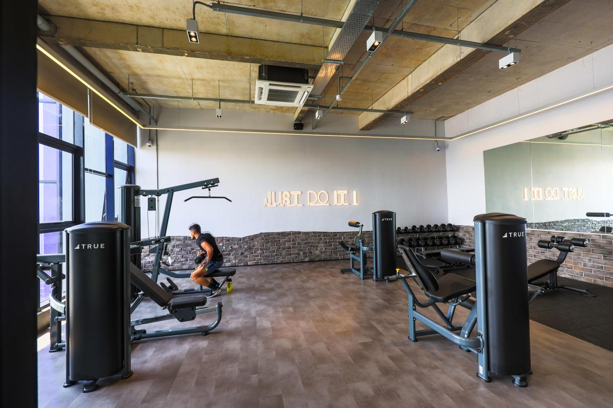 クアラルンプールMillerz Square By Mykeyアパートメント エクステリア 写真 The gym at the University of Roehampton