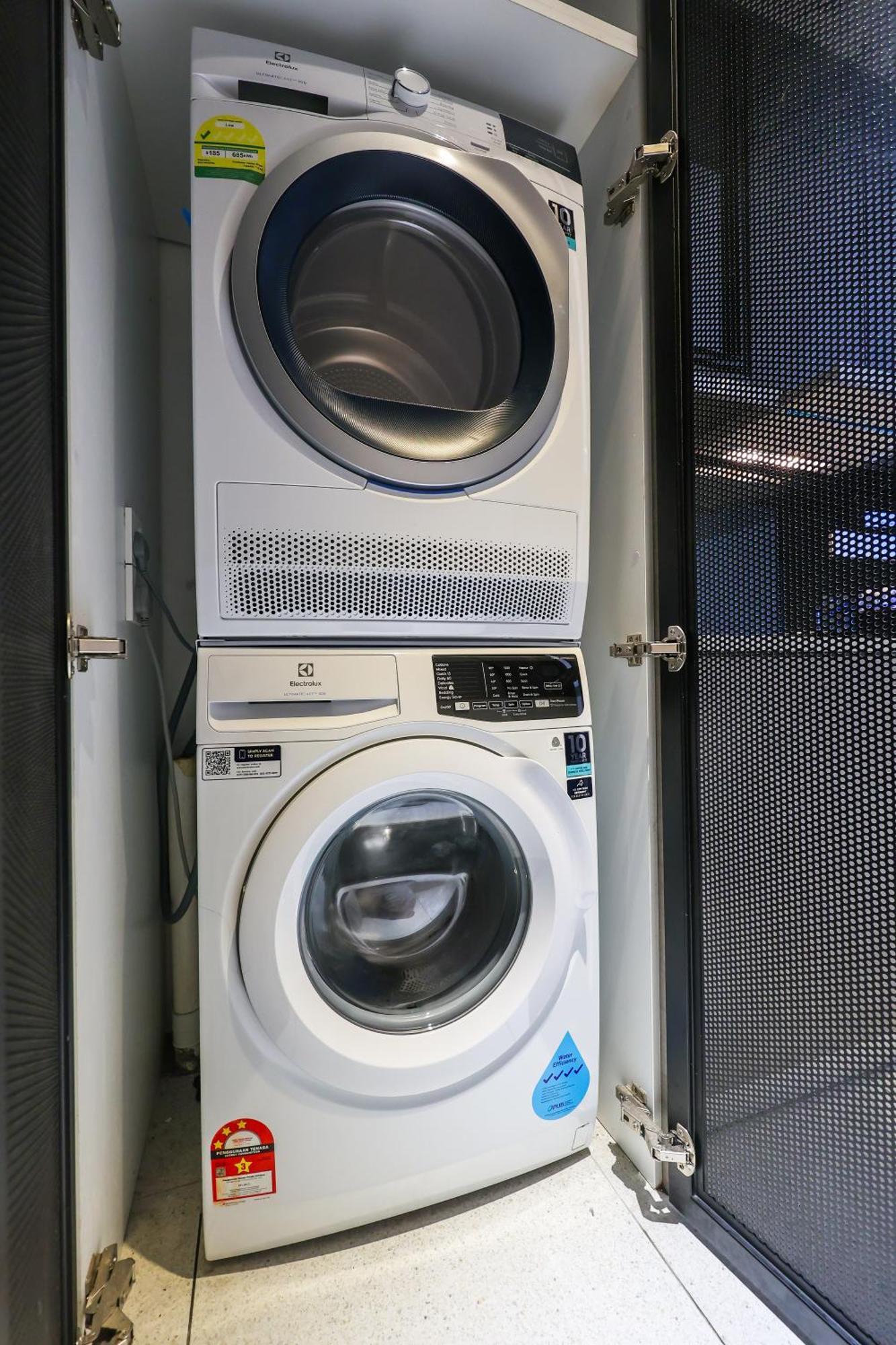 クアラルンプールMillerz Square By Mykeyアパートメント エクステリア 写真 A clothes dryer (top) and a washing machine (bottom)