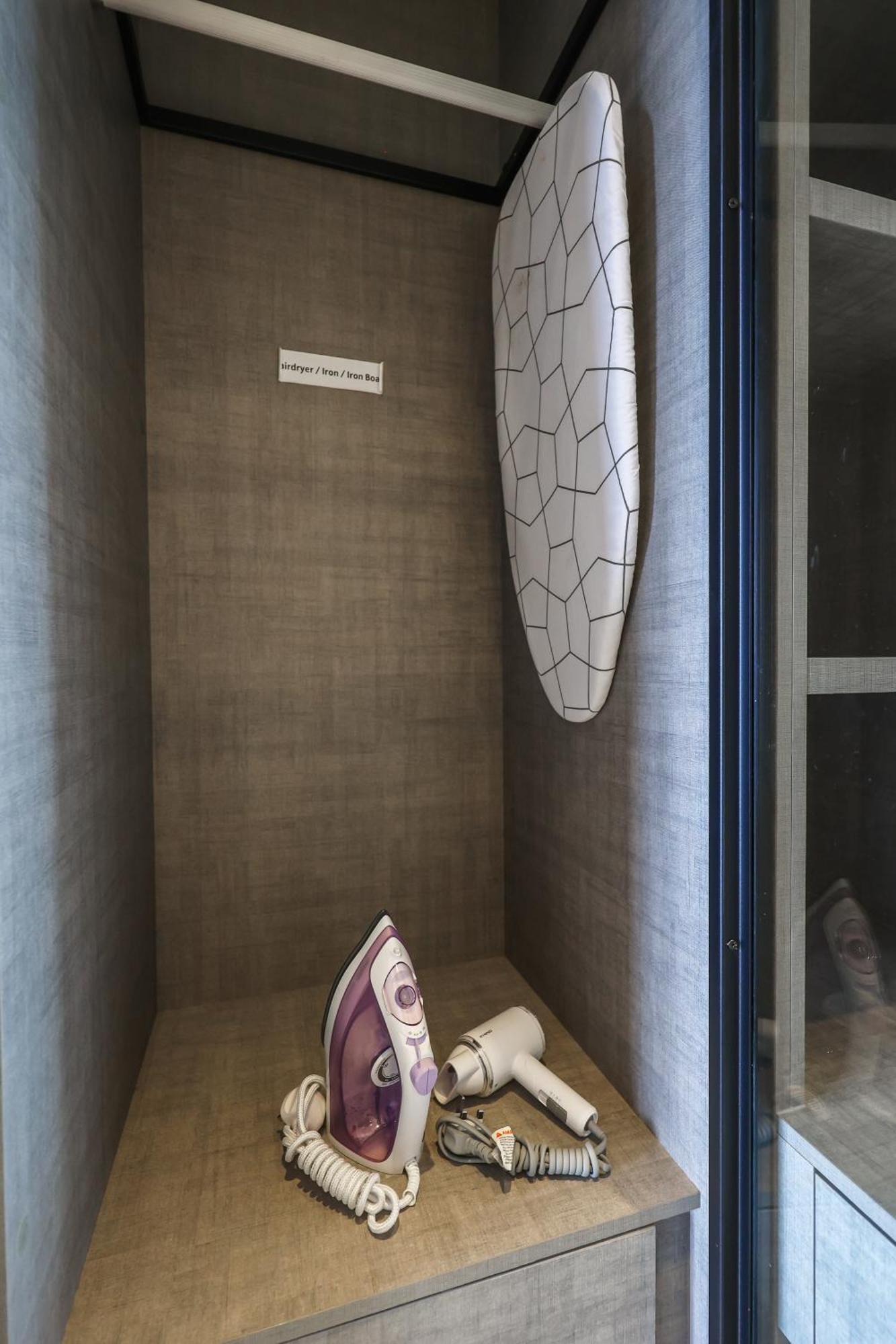 クアラルンプールMillerz Square By Mykeyアパートメント エクステリア 写真 A surfboard in a hotel room