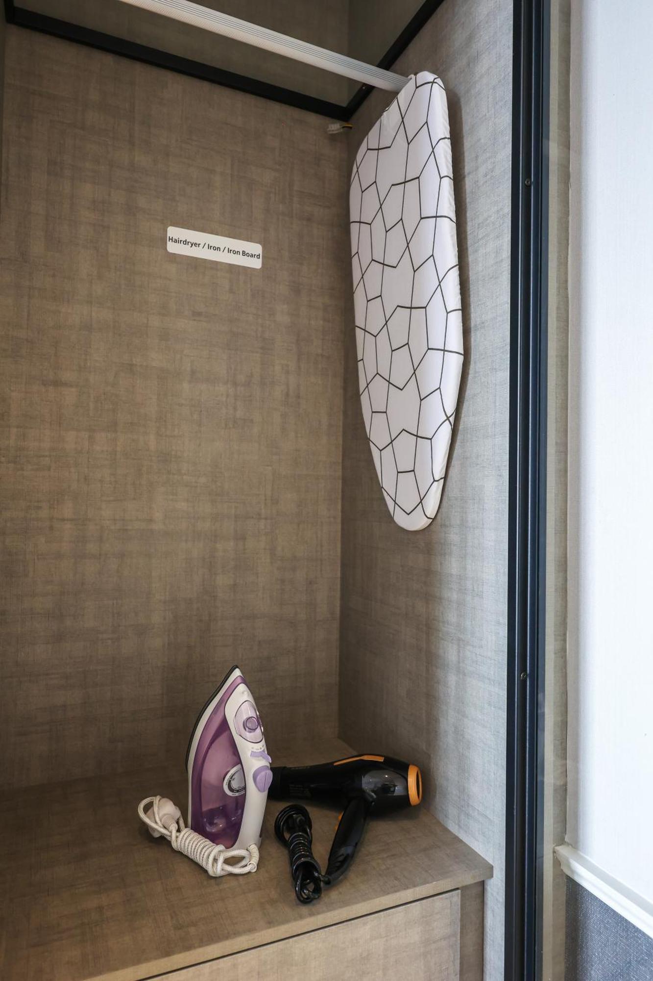 クアラルンプールMillerz Square By Mykeyアパートメント エクステリア 写真 A refrigerator with a built-in ironing board